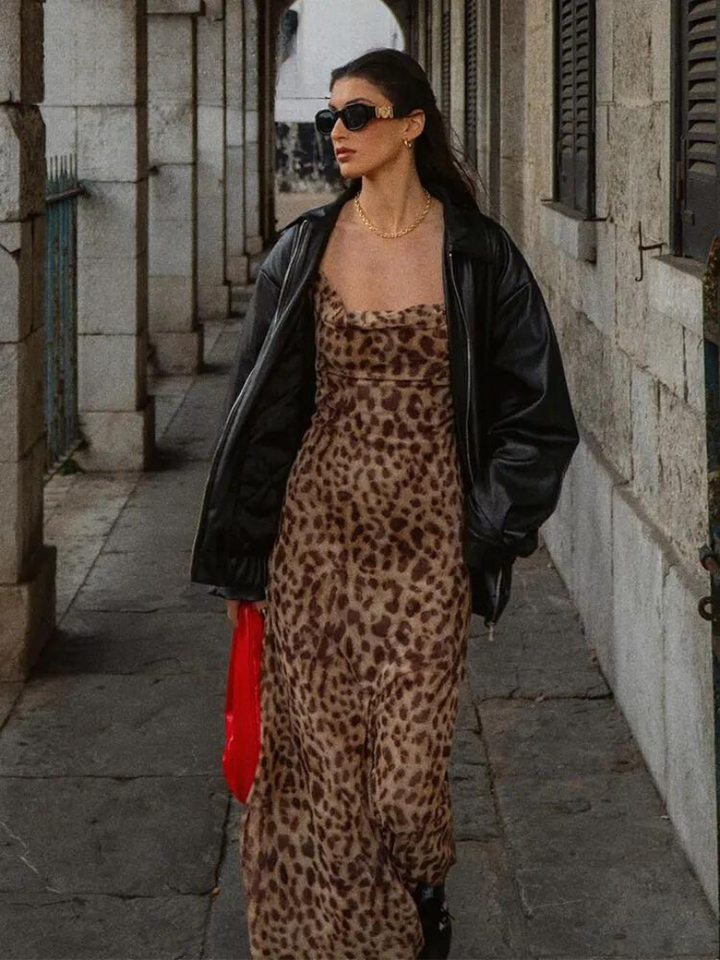 Elegant mouwloos damesjurk met luipaardprint, rugvrij, tule stof, vintage stijl, ideaal voor zomerse dagen.