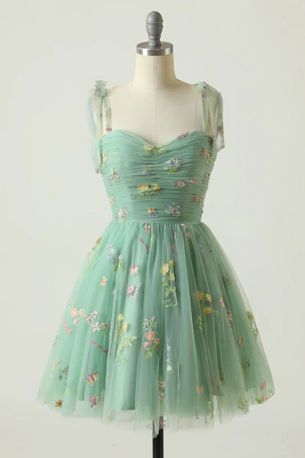 "Elegantes Ballkleid aus besticktem Tüll mit exquisiten Details und luxuriöser Verarbeitung, perfekt für besondere Anlässe."