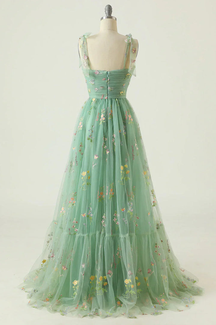 "Elegantes Ballkleid aus besticktem Tüll mit exquisiten Details und luxuriöser Verarbeitung, perfekt für besondere Anlässe."
