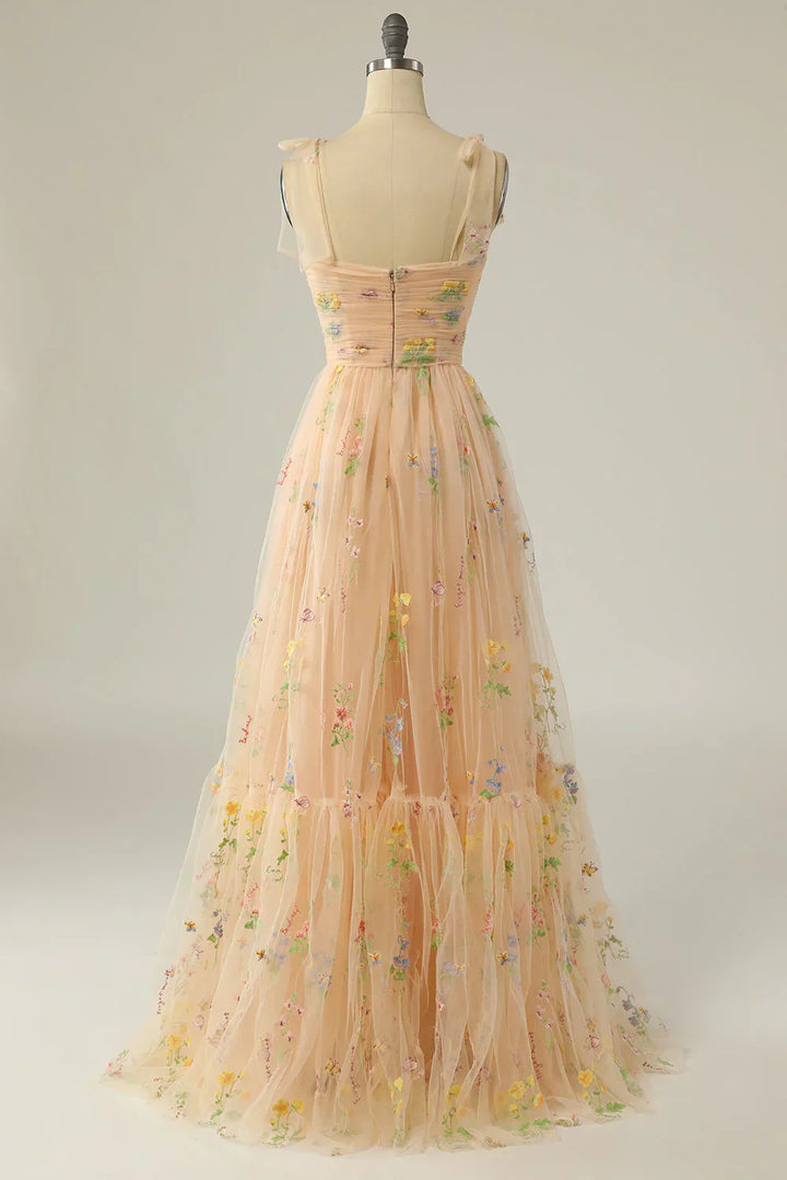 "Elegantes Ballkleid aus besticktem Tüll mit exquisiten Details und luxuriöser Verarbeitung, perfekt für besondere Anlässe."