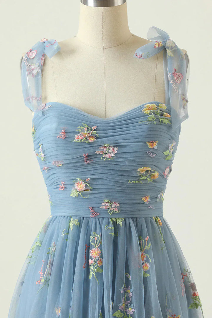 "Elegantes Ballkleid aus besticktem Tüll mit exquisiten Details und luxuriöser Verarbeitung, perfekt für besondere Anlässe."