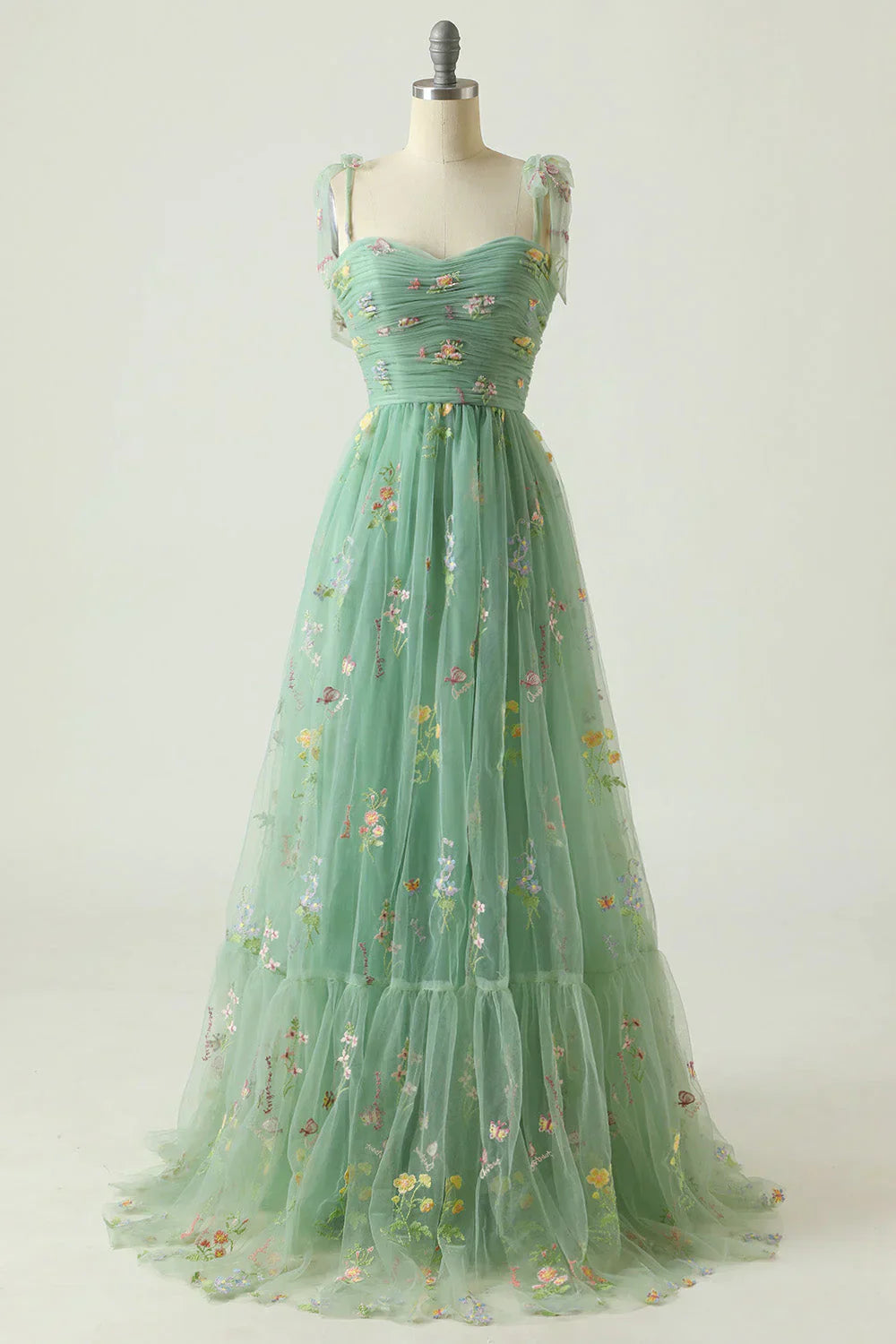 "Elegantes Ballkleid aus besticktem Tüll mit exquisiten Details und luxuriöser Verarbeitung, perfekt für besondere Anlässe."