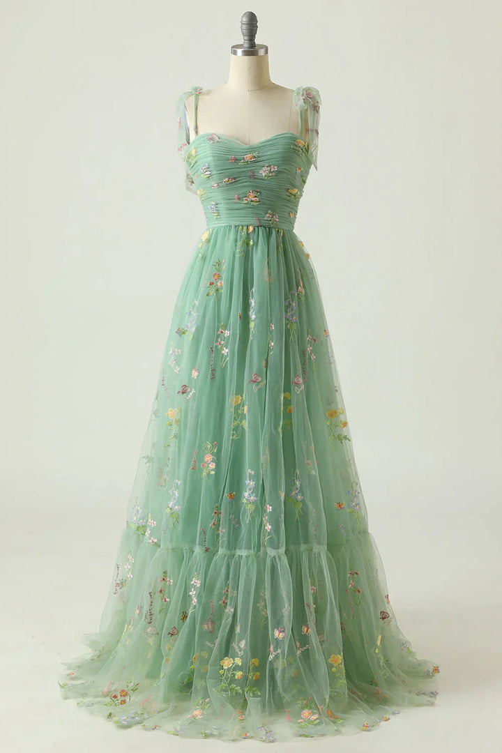 "Elegantes Ballkleid aus besticktem Tüll mit exquisiten Details und luxuriöser Verarbeitung, perfekt für besondere Anlässe."