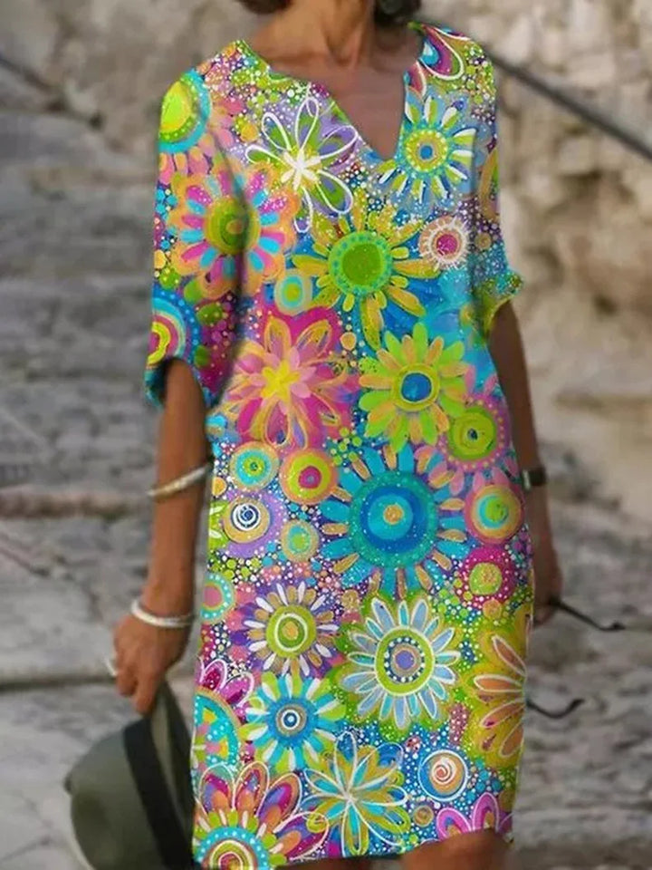 Dames bloemenjurk met V-hals en elegant bloemenpatroon, ideaal voor modebewuste vrouwen en diverse gelegenheden.