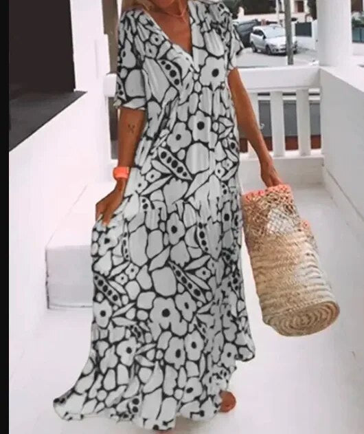 Elegant dames bloemenjurk met een levendig bloemenpatroon en een vloeiend silhouet, perfect voor zomerse gelegenheden.