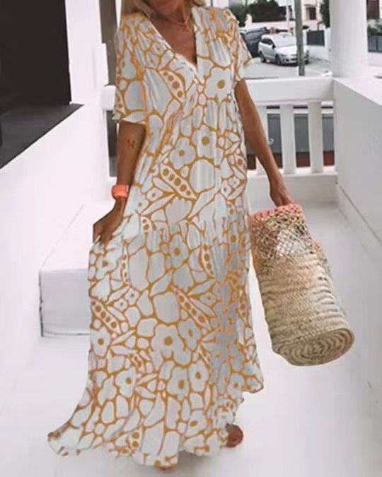 Elegant dames bloemenjurk met een levendig bloemenpatroon en een vloeiend silhouet, perfect voor zomerse gelegenheden.