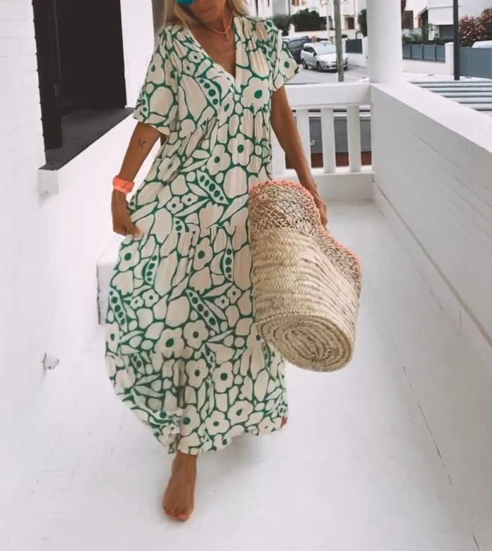 Elegant dames bloemenjurk met een levendig bloemenpatroon en een vloeiend silhouet, perfect voor zomerse gelegenheden.