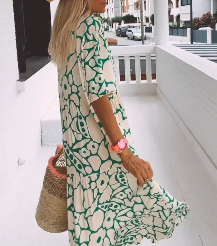 Elegant dames bloemenjurk met een levendig bloemenpatroon en een vloeiend silhouet, perfect voor zomerse gelegenheden.
