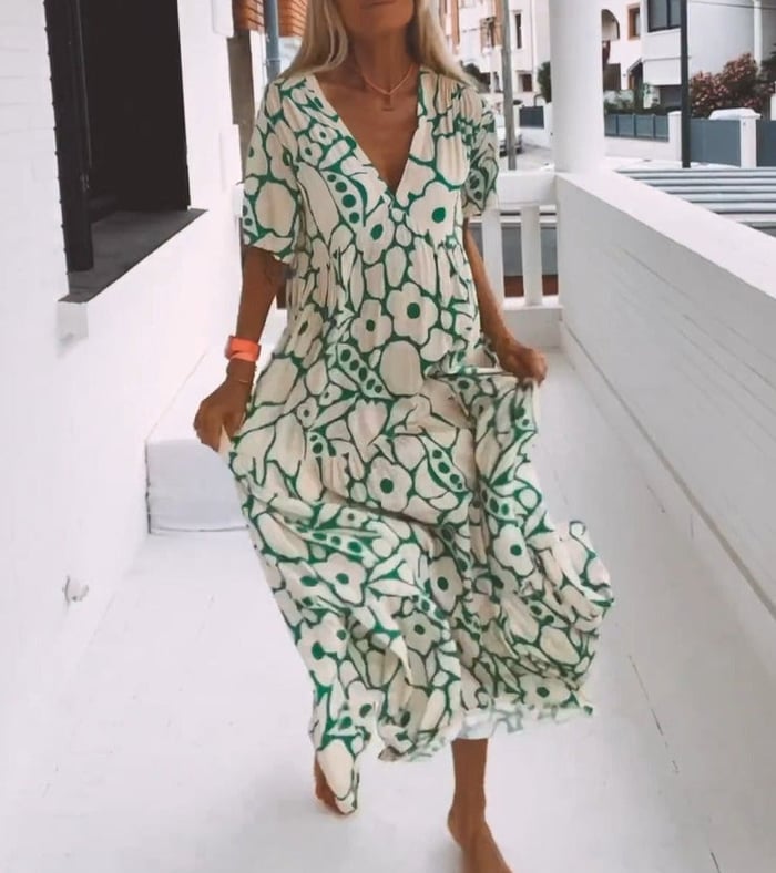 Elegant dames bloemenjurk met een levendig bloemenpatroon en een vloeiend silhouet, perfect voor zomerse gelegenheden.