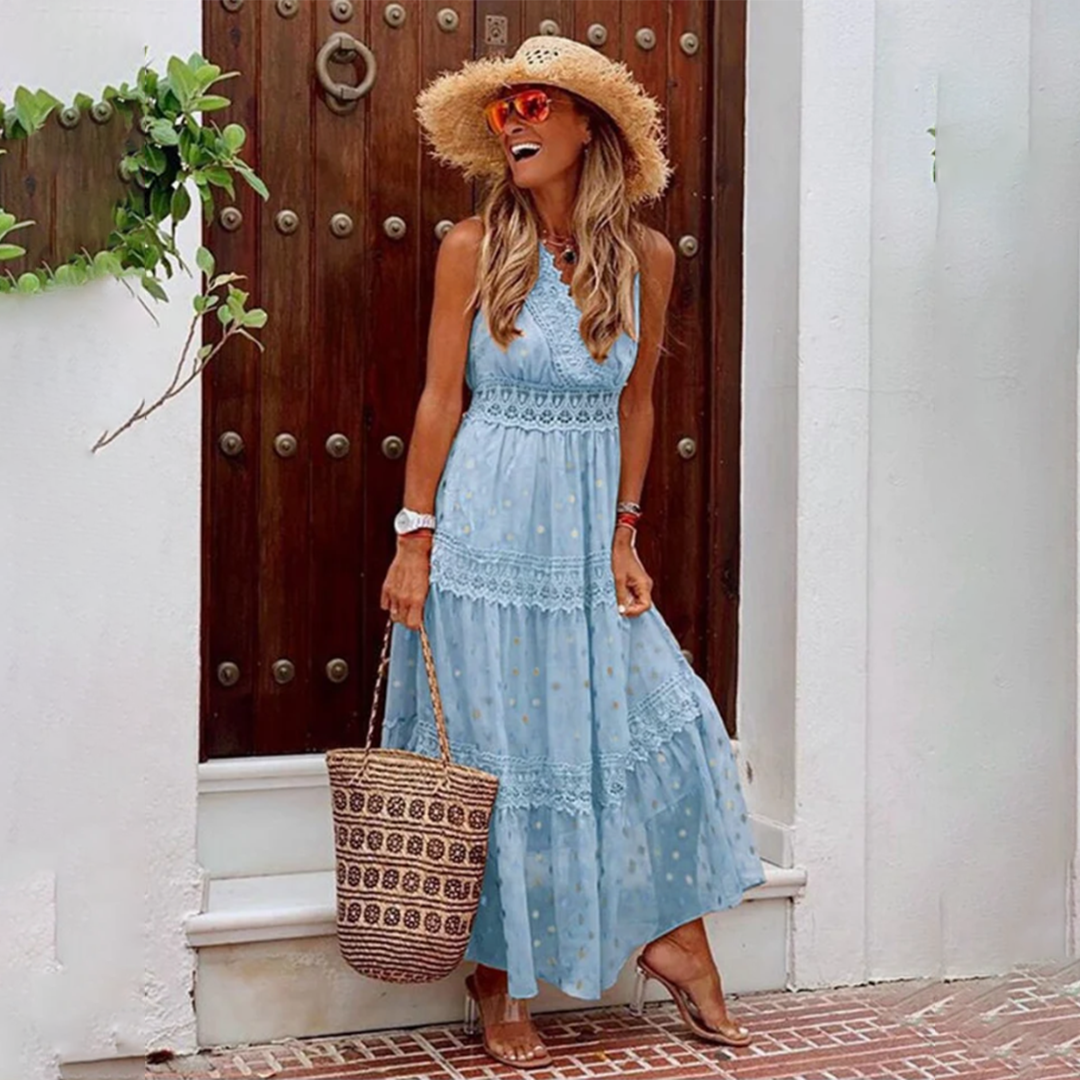 Elegante boho zomerjurk Nova in blauw, met een soepel vallend ontwerp, perfect voor de zomer.