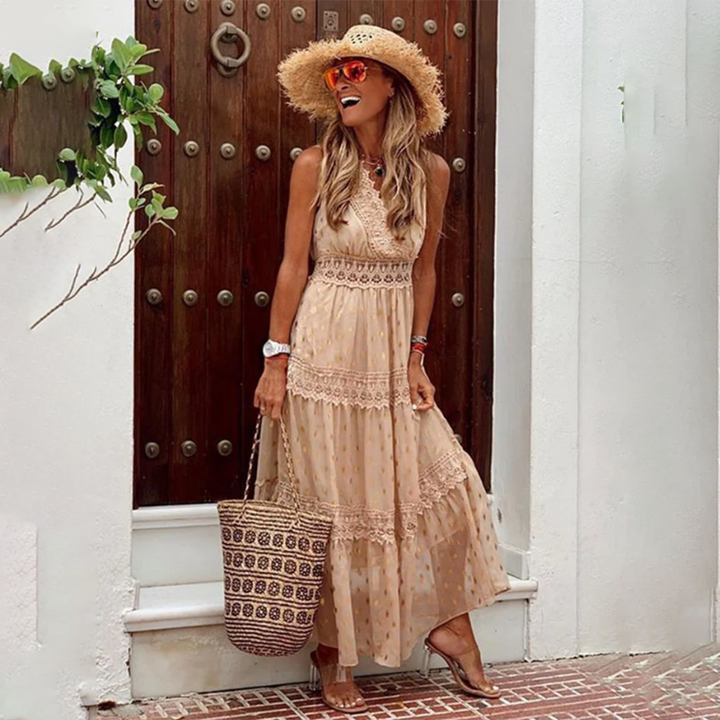 Elegante boho zomerjurk Nova in blauw, met een soepel vallend ontwerp, perfect voor de zomer.