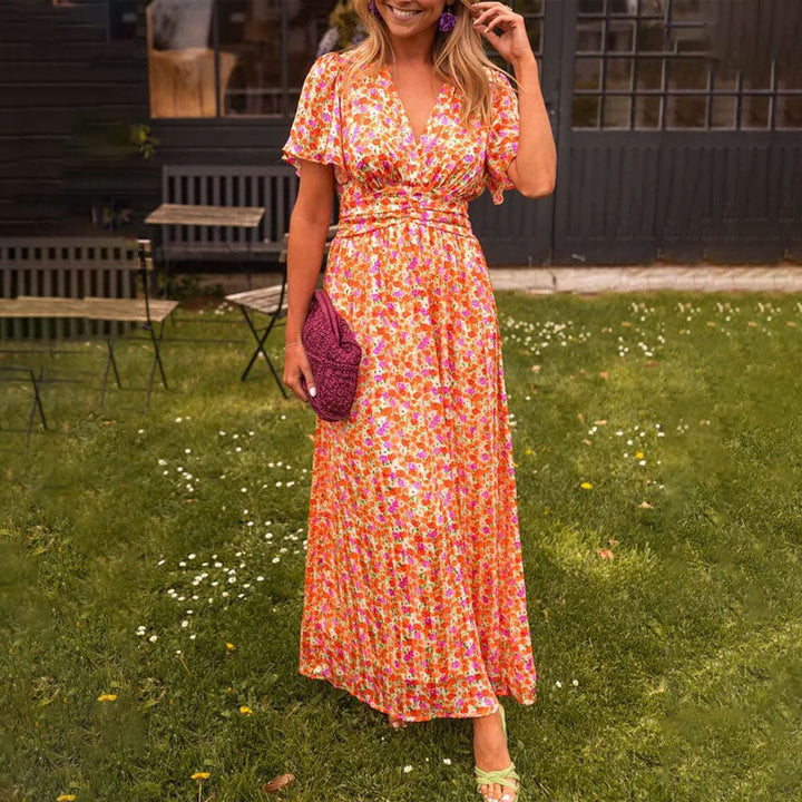 Elegante Charlotte zomerjurk met V-hals en getailleerd design, vrouwelijke pasvorm, ademende katoenen stof.