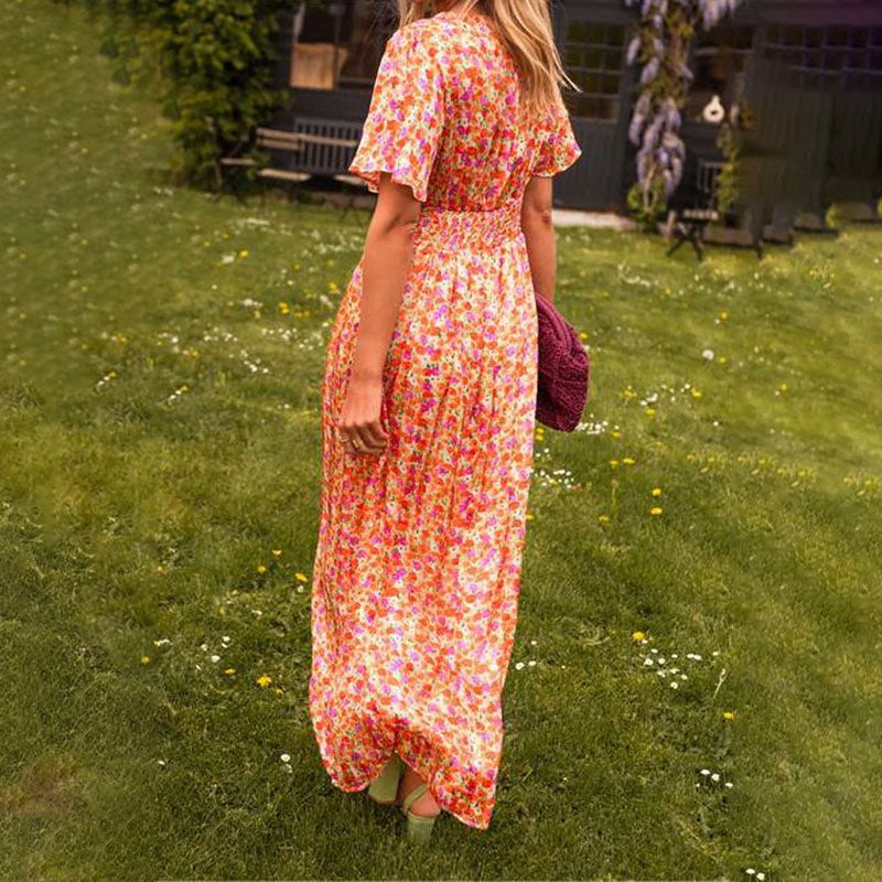 Elegante Charlotte zomerjurk met V-hals en getailleerd design, vrouwelijke pasvorm, ademende katoenen stof.