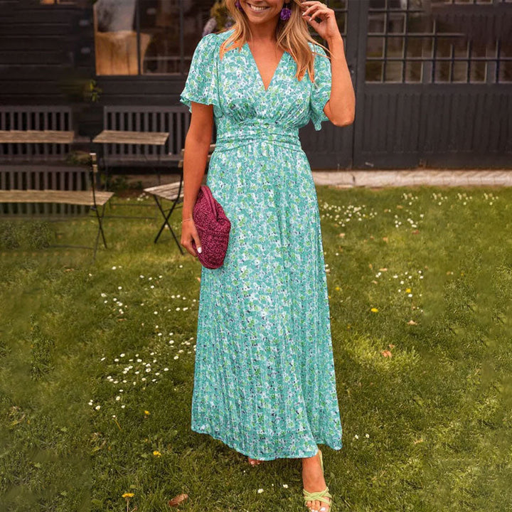 Elegante Charlotte zomerjurk met V-hals en getailleerd design, vrouwelijke pasvorm, ademende katoenen stof.
