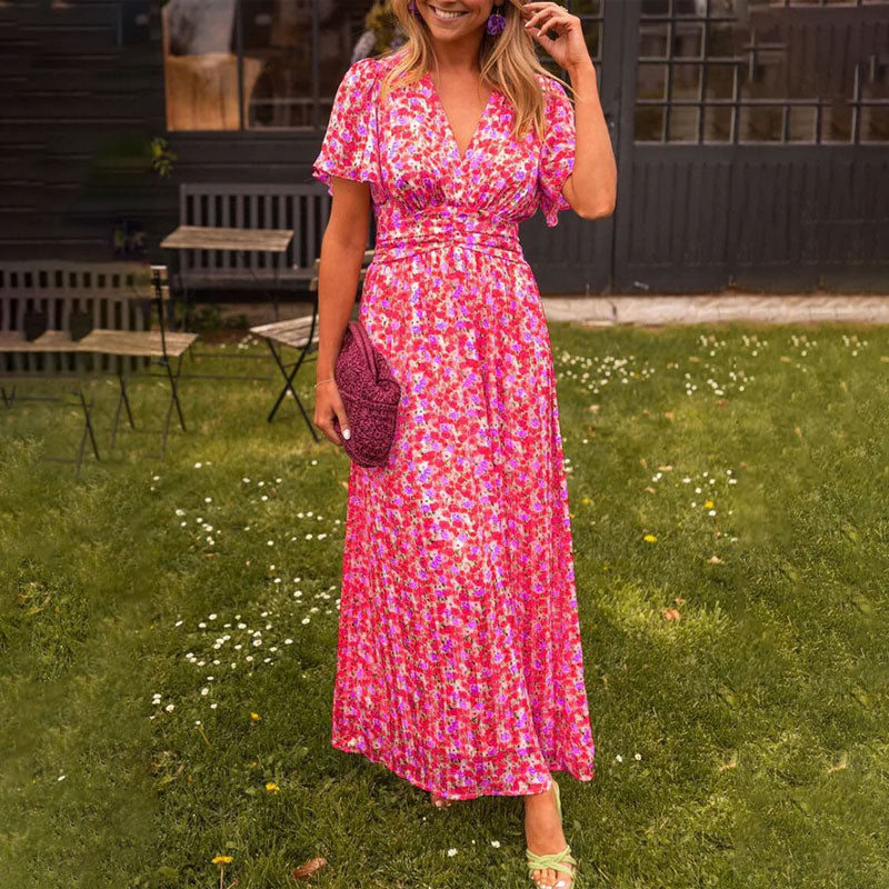 Elegante Charlotte zomerjurk met V-hals en getailleerd design, vrouwelijke pasvorm, ademende katoenen stof.