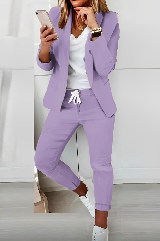 Elegantes Damen Anzugset in verschiedenen Farben, perfekt geschnitten für maximalen Komfort und stilvolle Auftritte.
