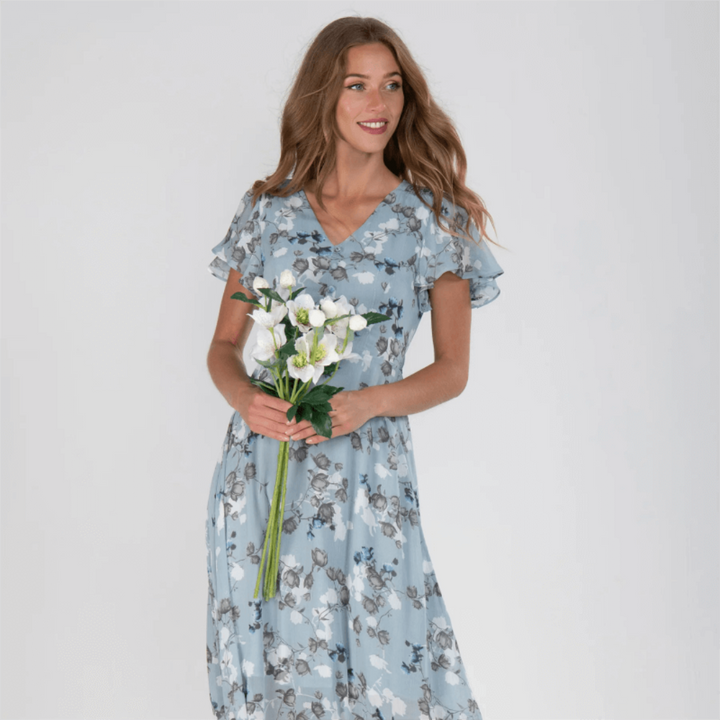 Elegant bloemen maxijurk voor dames, vloeiend met romantische patronen; ideaal voor bruiloftsgasten en zomerse evenementen.