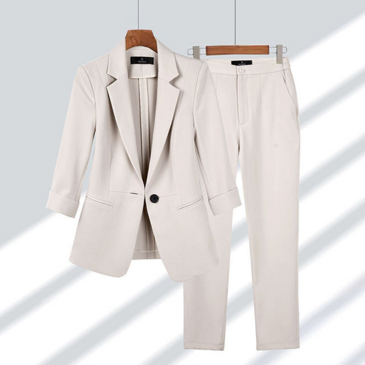 Elegant dames kantoorpak met blazer en broek, stijlvolle tweedelige set in een slanke pasvorm, ideaal voor zakelijke gelegenheden.