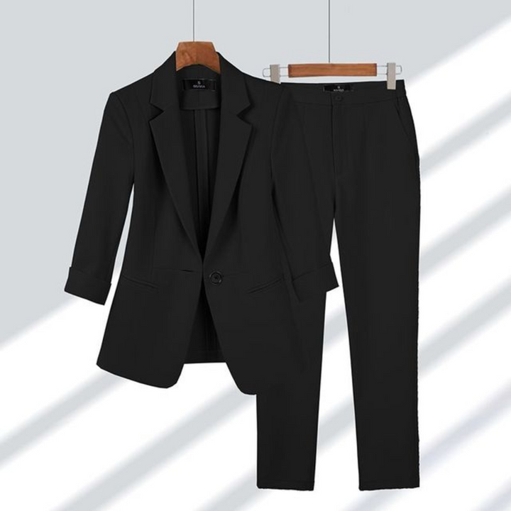 Elegant dames kantoorpak met blazer en broek, stijlvolle tweedelige set in een slanke pasvorm, ideaal voor zakelijke gelegenheden.