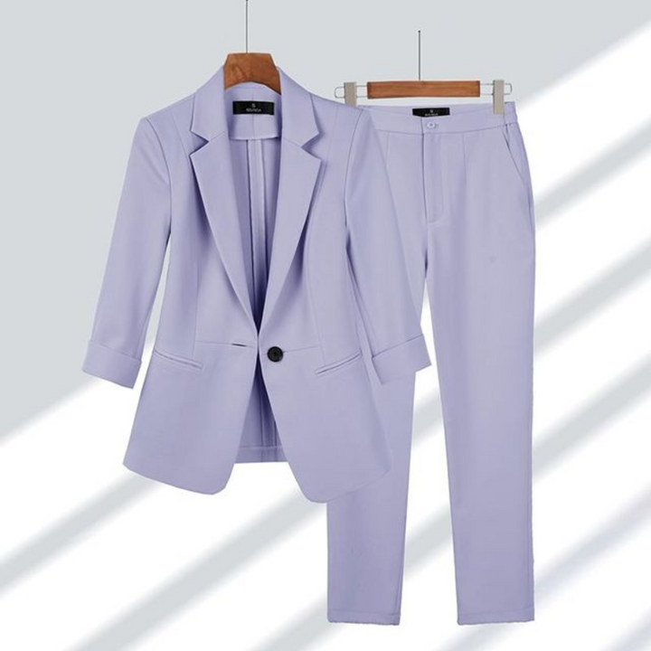 Elegant dames kantoorpak met blazer en broek, stijlvolle tweedelige set in een slanke pasvorm, ideaal voor zakelijke gelegenheden.