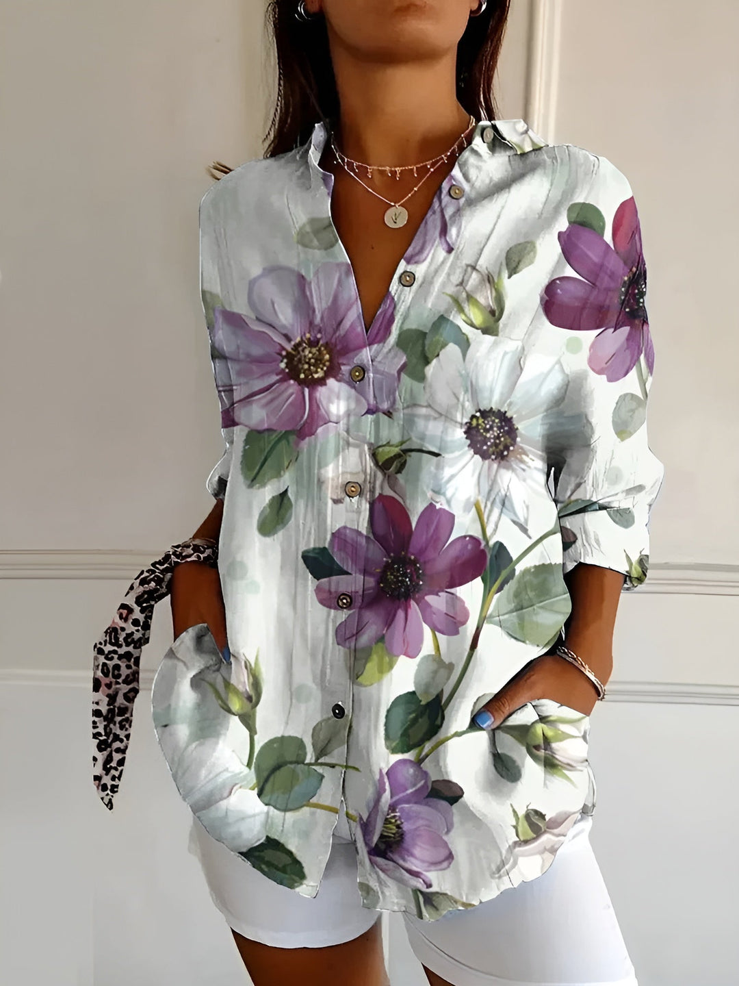 Elegante dames button-down blouse, licht, ademend, figuur benadrukkend, voor een stijlvolle en comfortabele look.