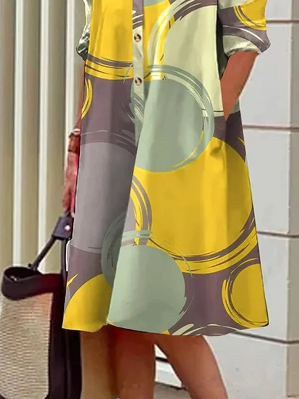Elegante zijden damescocktailjurk in een modern gesneden model, vloeiend vallende stof, ideaal voor feestelijke gelegenheden.