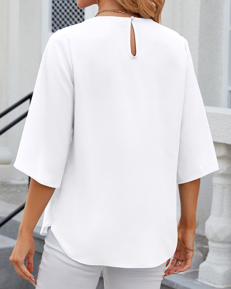 Elegant dames top met halflange mouwen, V-hals, losse pasvorm, geschikt voor werk en vrije tijd in een stijlvol design.