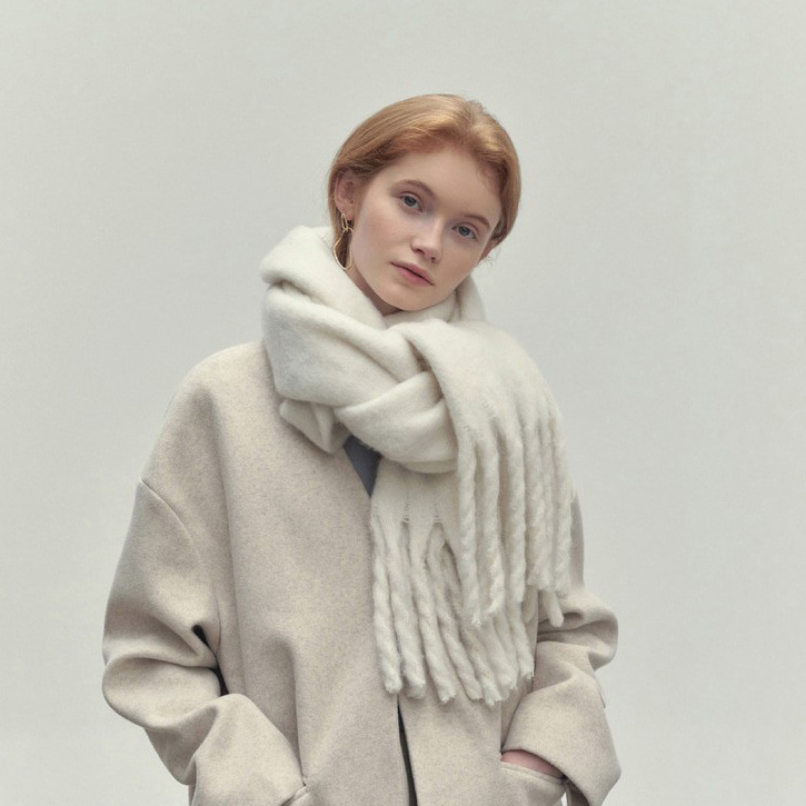 Elegante damessjaal met kwastjes van zachte stof, veelzijdig en warm, verkrijgbaar in bruin, grijs, zwart en wit.