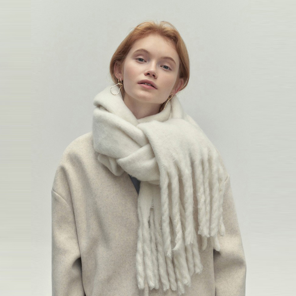Elegante damessjaal met kwastjes van zachte stof, veelzijdig en warm, verkrijgbaar in bruin, grijs, zwart en wit.
