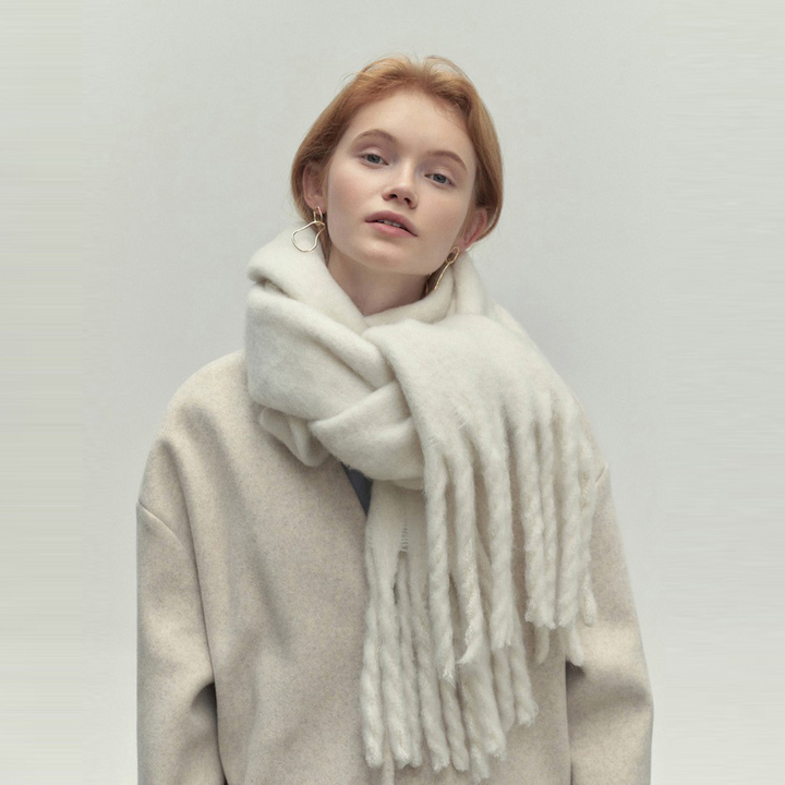 Elegante damessjaal met kwastjes van zachte stof, veelzijdig en warm, verkrijgbaar in bruin, grijs, zwart en wit.