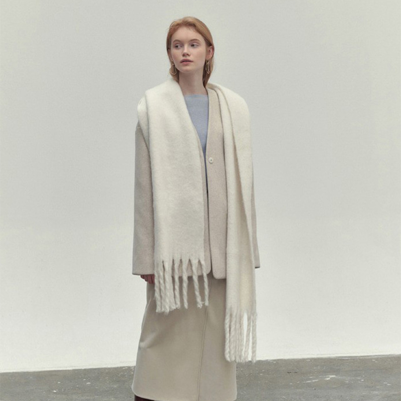 Elegante damessjaal met kwastjes van zachte stof, veelzijdig en warm, verkrijgbaar in bruin, grijs, zwart en wit.