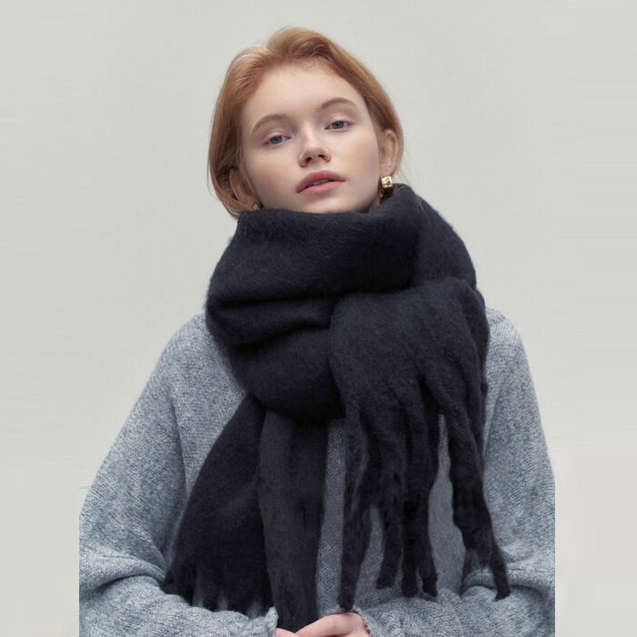 Elegante damessjaal met kwastjes van zachte stof, veelzijdig en warm, verkrijgbaar in bruin, grijs, zwart en wit.