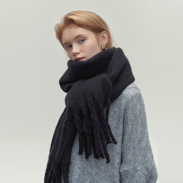 Elegante damessjaal met kwastjes van zachte stof, veelzijdig en warm, verkrijgbaar in bruin, grijs, zwart en wit.