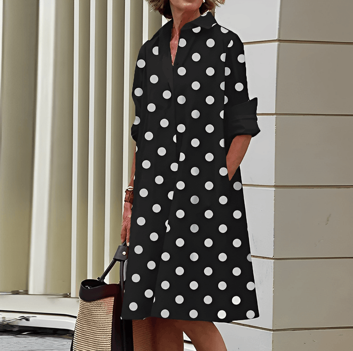 Zijaanzicht van een model die de dames blousejurk draagt.
