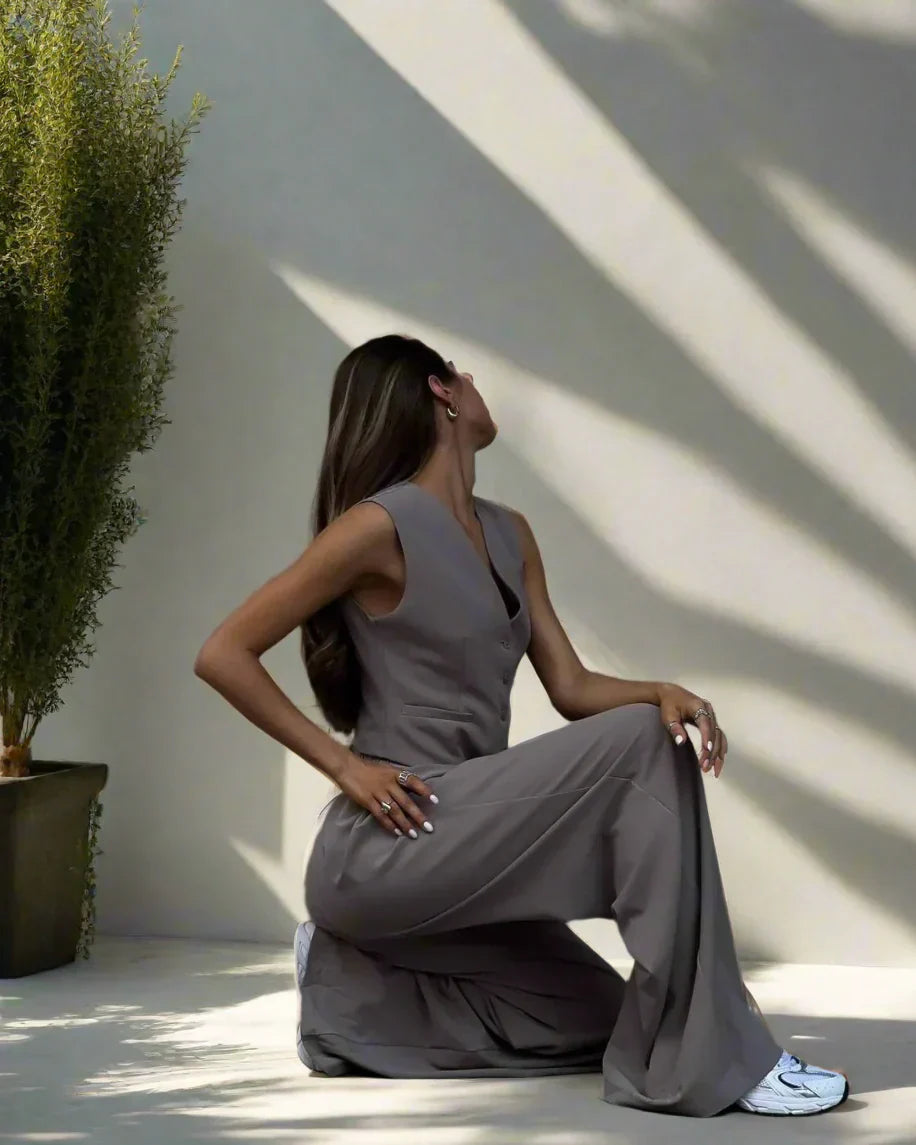 Elegant dames pantalonpak set met V-hals, wijde pijpen en vrouwelijke details, ideaal voor kantoor en feestelijke gelegenheden.