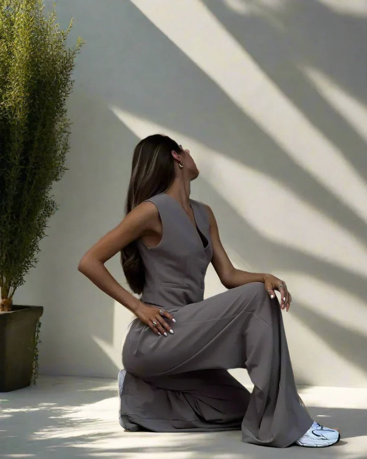 Elegant dames pantalonpak set met V-hals, wijde pijpen en vrouwelijke details, ideaal voor kantoor en feestelijke gelegenheden.