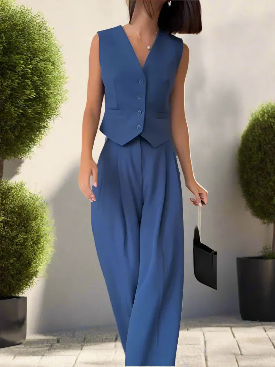 Elegant dames pantalonpak set met V-hals, wijde pijpen en vrouwelijke details, ideaal voor kantoor en feestelijke gelegenheden.