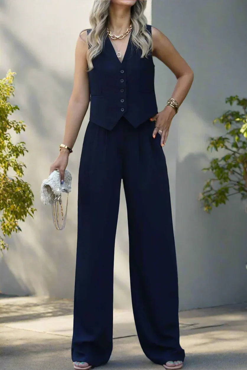 Elegant dames pantalonpak set met V-hals, wijde pijpen en vrouwelijke details, ideaal voor kantoor en feestelijke gelegenheden.