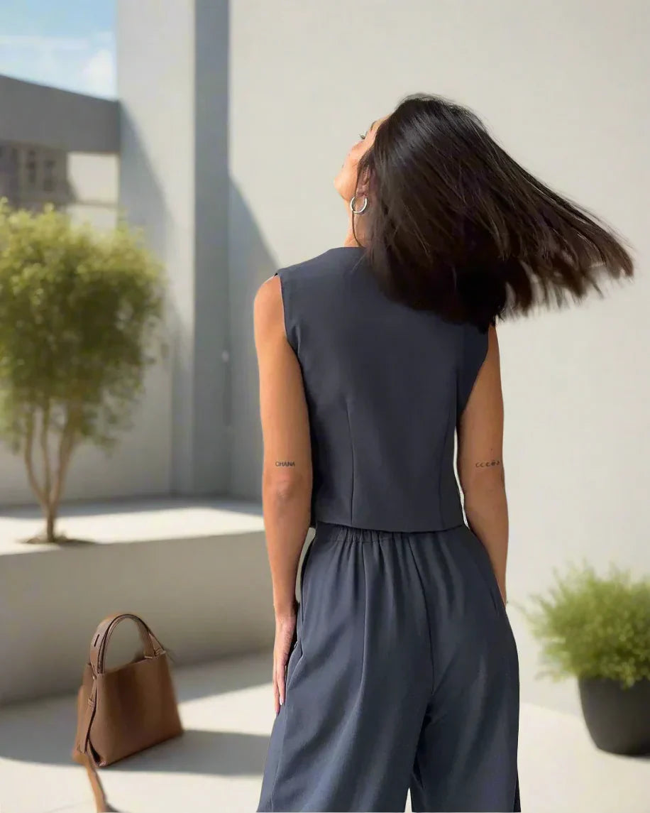 Elegant dames pantalonpak set met V-hals, wijde pijpen en vrouwelijke details, ideaal voor kantoor en feestelijke gelegenheden.