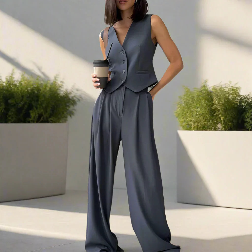 Elegant dames pantalonpak set met V-hals, wijde pijpen en vrouwelijke details, ideaal voor kantoor en feestelijke gelegenheden.