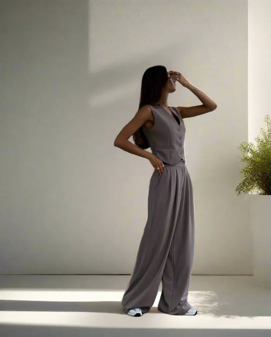 Elegant dames pantalonpak set met V-hals, wijde pijpen en vrouwelijke details, ideaal voor kantoor en feestelijke gelegenheden.