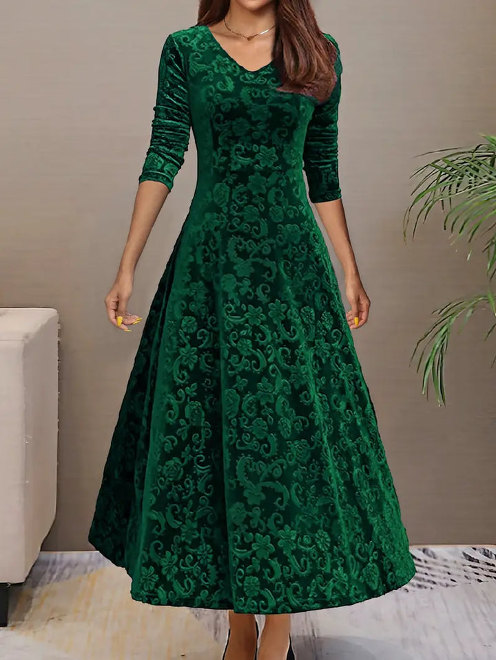 Elegante damesjurk in donkerrood, blauw, groen, paars met een modern silhouet en zachte stof voor comfort en stijl, lifestyle foto.