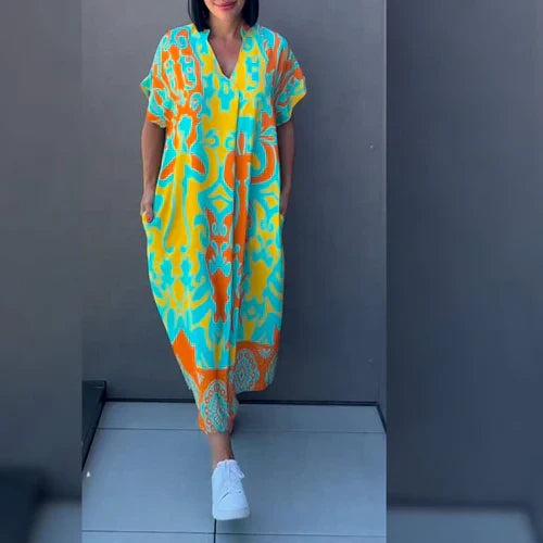 Elegante dames maxijurk met kunstprint, vloeiende silhouet, ideaal voor diverse gelegenheden, comfortabel en stijlvol.