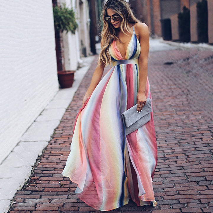 Elegante dames maxi jurk met V-hals en levendige, veelkleurige strepen voor zomer- en feestelijke gelegenheden.