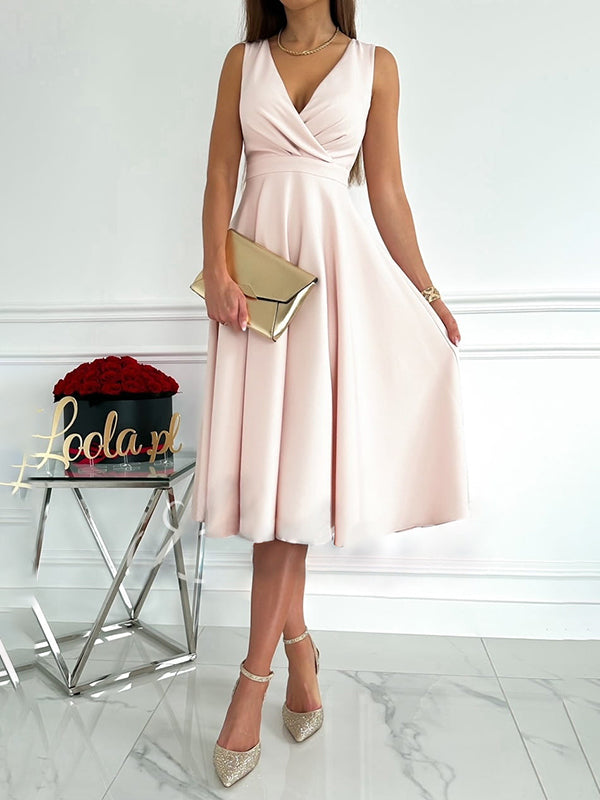 Midi-jurk voor dames met V-hals in abrikoos, mouwloos en elegant voor feestelijke gelegenheden.