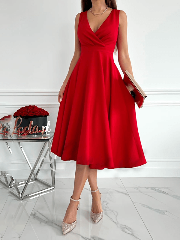 Detailweergave van de elegante dames midi-jurk in abrikoos met V-hals en ritssluiting.