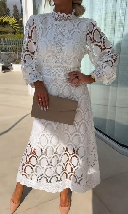 Achterkant van een elegante midi coltrui jurk voor dames, getailleerd met prachtige details.