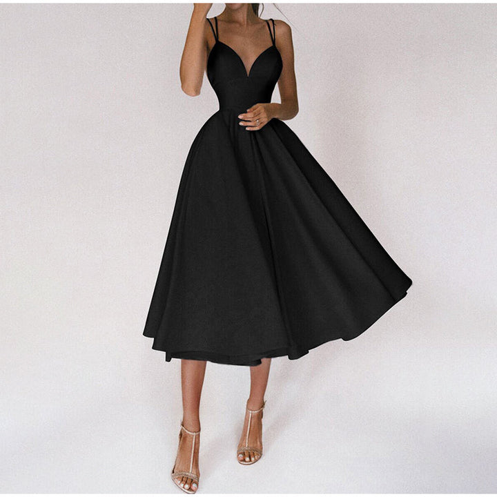 Elegante dames feestjurk met V-hals en midi-lengte, in klassiek design voor bruiloften en formele gelegenheden.