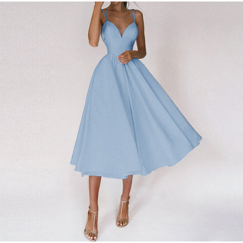 Elegante dames feestjurk met V-hals en midi-lengte, in klassiek design voor bruiloften en formele gelegenheden.