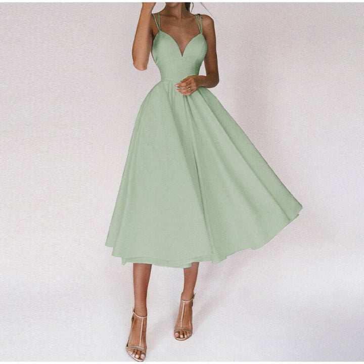 Elegante dames feestjurk met V-hals en midi-lengte, in klassiek design voor bruiloften en formele gelegenheden.